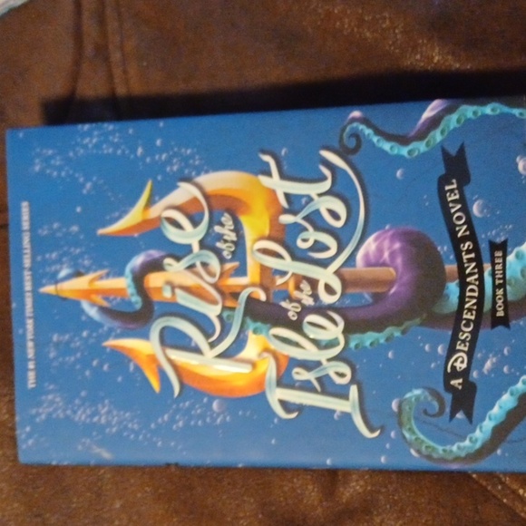 DESCENDANT 2,  UMMA'S WICKED BOOK,RISE OF THE ISLE OF THE LOST. - Picture 5 of 6